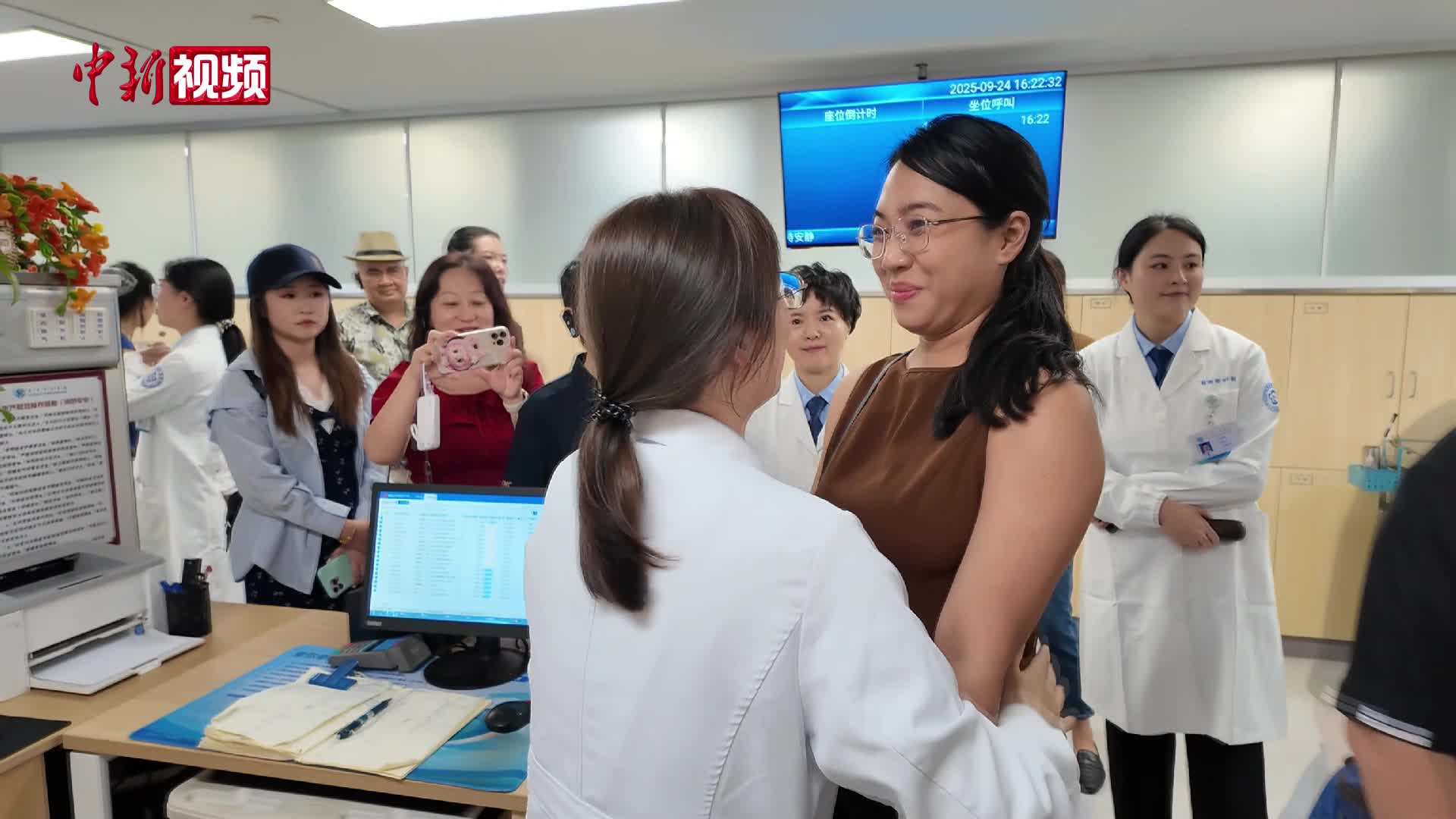 中医机器人16秒出报告 外籍嘉宾体验“数智中医”